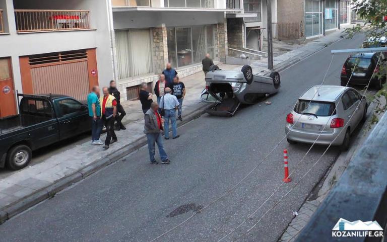 Κοζάνη: Χτύπησε σε παρκαρισμένο αυτοκίνητο και τούμπαρε! [pics]