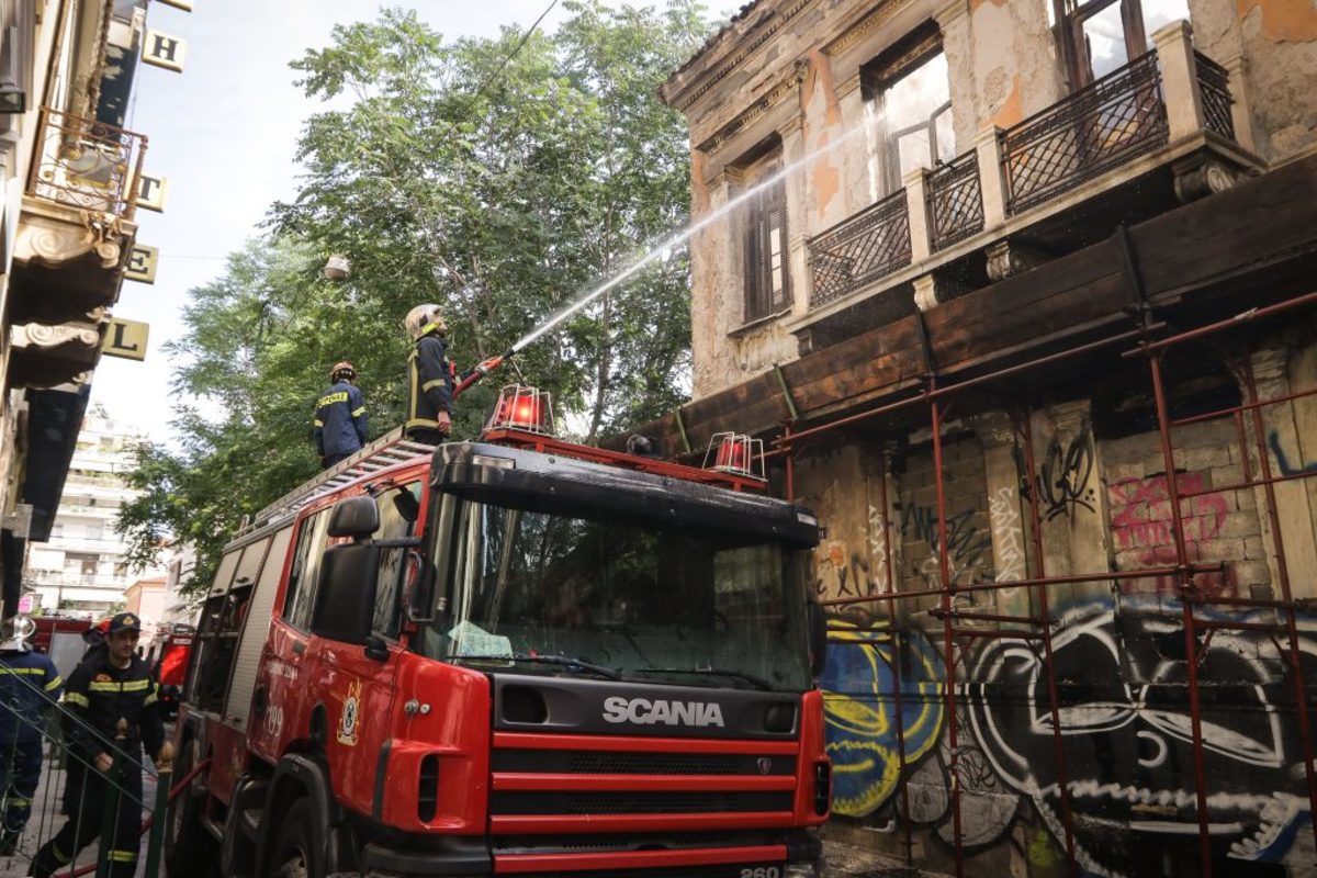 Ελέγχονται οι δύο μεγάλες πυρκαγιές στη Νέα Μάκρη και την πλατεία Κουμουνδούρου