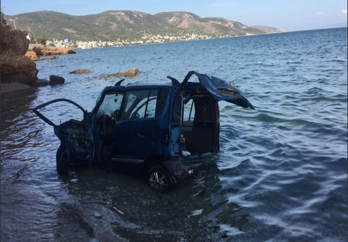 Σαλαμίνα: Έπεσε με το αυτοκίνητο στη θάλασσα – Σοβαρά η οδηγός [pics]