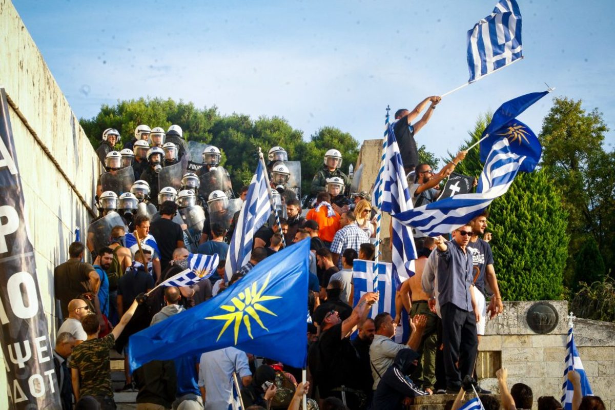 Συλλαλητήριο-Σύνταγμα: Οι διαδηλωτές έπιασαν νεαρό με πέτρες – Τον παρέδωσαν στα ΜΑΤ!