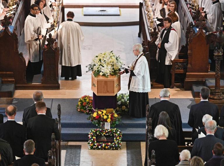 Λονδίνο: Με μουσική Vangelis η τελετή ταφής του Χόκινγκ δίπλα σε Νεύτωνα-Δαρβίνο [vid]