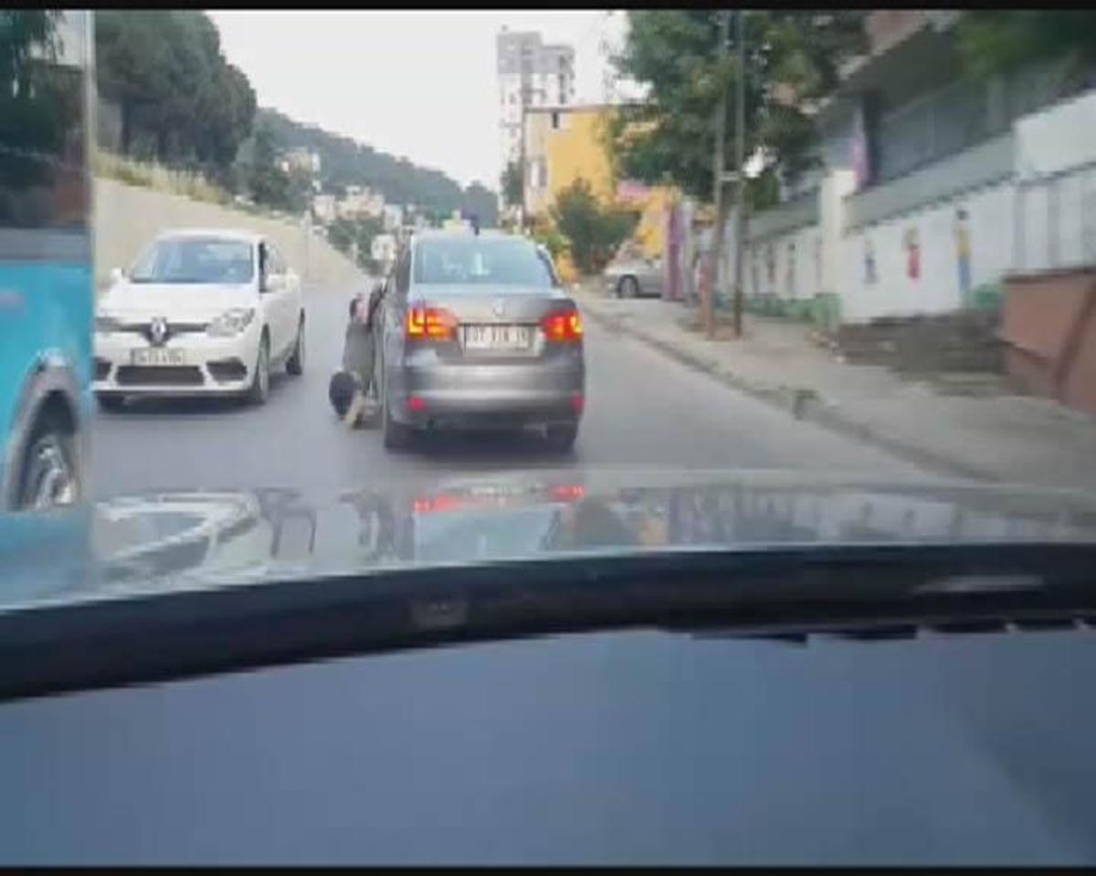 Τολμηρός οδηγός μαγκώνει το καπό αυτοκινήτου υπαίτιου τροχαίου και έκανε … βόλτα (βίντεο)