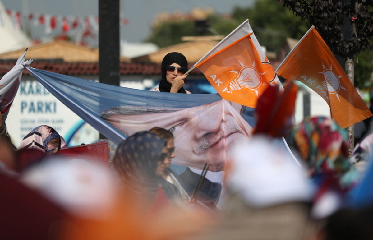 Τουρκία: Πολύνεκρη επίθεση σε προεκλογική συγκέντρωση – Σκοτώθηκε αδελφός βουλευτή του κόμματος του Ερντογάν [vid]