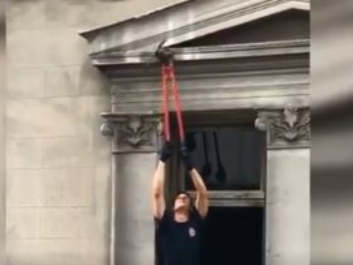 Η στιγμή που η πυροσβεστική σώζει ένα μικρό χελιδονάκι κάνει το γύρο του διαδικτύου!