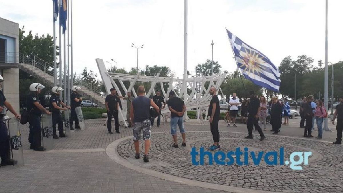 Θεσσαλονίκη: Διαδηλώνουν έξω από το δημαρχείο με σφυρίχτρες για εκδήλωση με την Αχτσιόγλου [vid]
