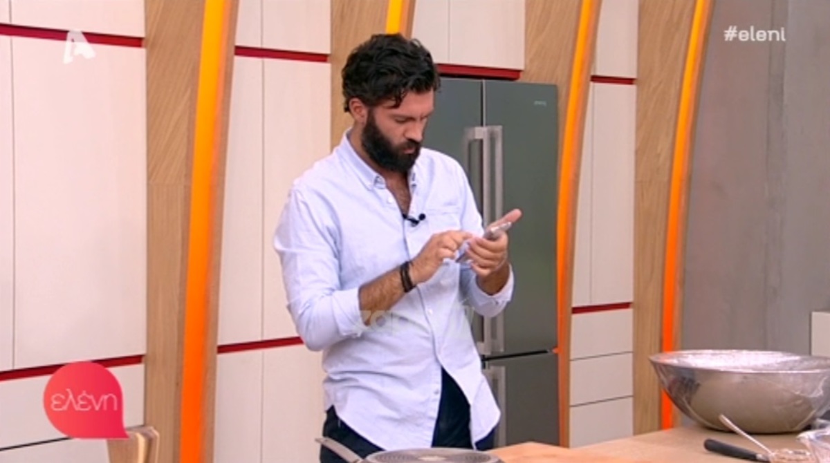 Λικνιζόταν με το Απόλυτο Κενό και έστελνε μηνύματα ο μάγειρας της Ελένης για 15΄΄ χωρίς να ξέρει ότι είναι στον αέρα!