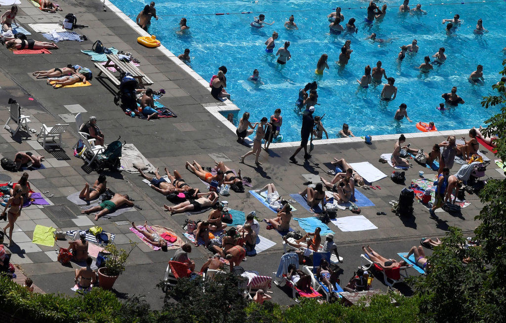 Βρετανία: Αποπνικτική ζέστη και θερμοκρασίες ρεκόρ! Στις παραλίες και πισίνες ο κόσμος για να δροσιστεί