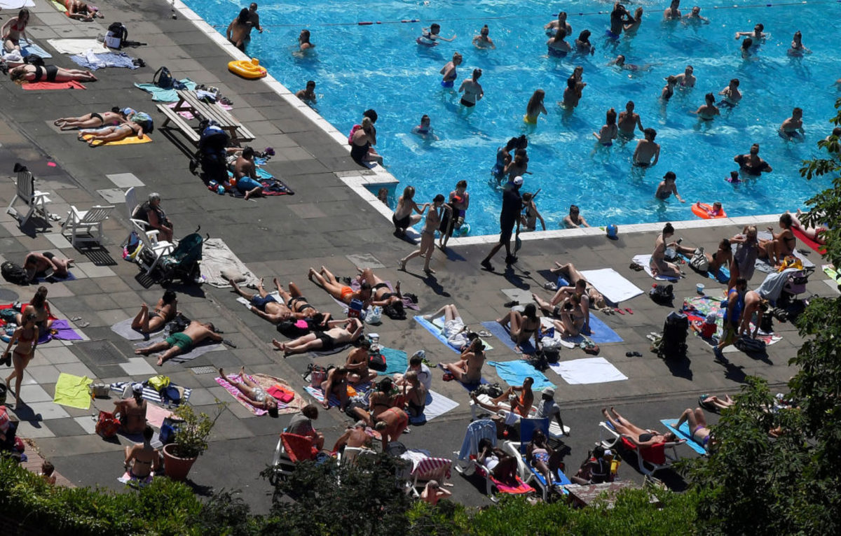 Βρετανία: Αποπνικτική ζέστη και θερμοκρασίες ρεκόρ! Στις παραλίες και πισίνες ο κόσμος για να δροσιστεί
