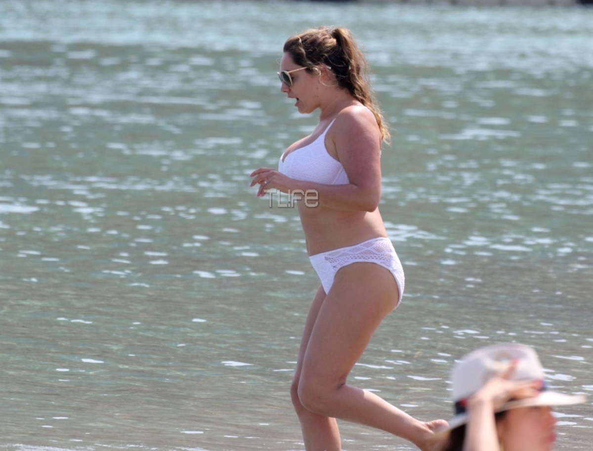 Kelly Brook: Κόλασε την Μύκονο με τις σέξι της καμπύλες! [pics]