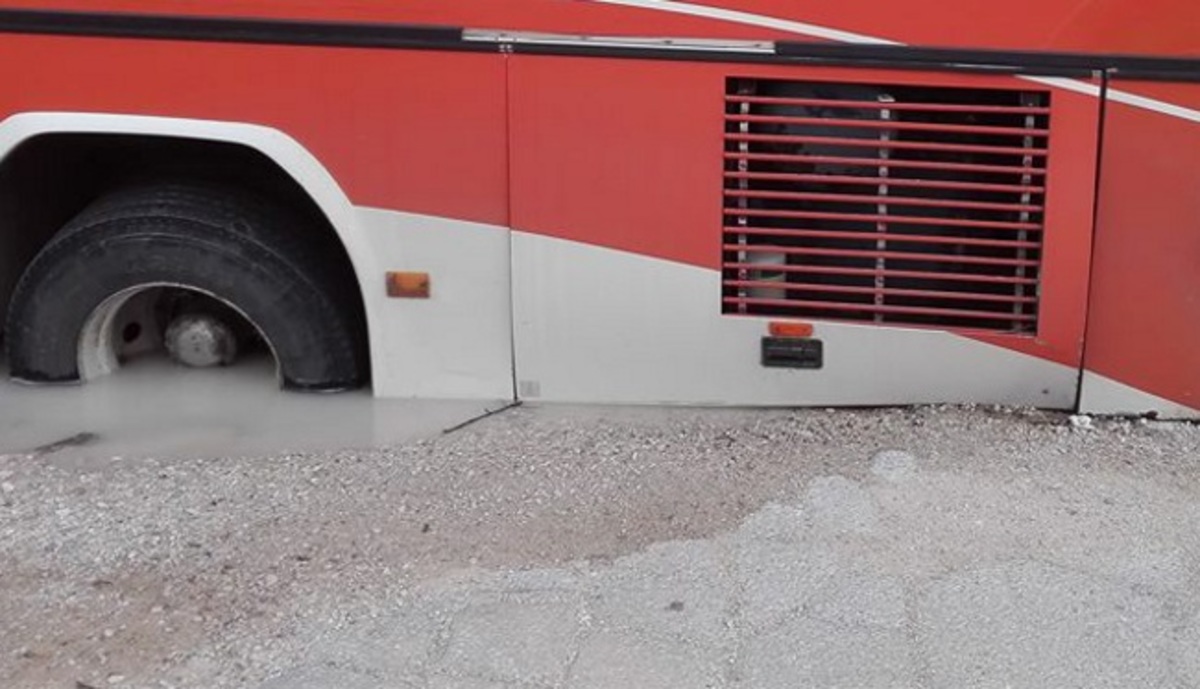 Θεσσαλονίκη: Η στιγμή που δρόμος “καταπίνει” λεωφορείο των ΚΤΕΛ – Η καθίζηση που τρόμαξε τους επιβάτες [pics]