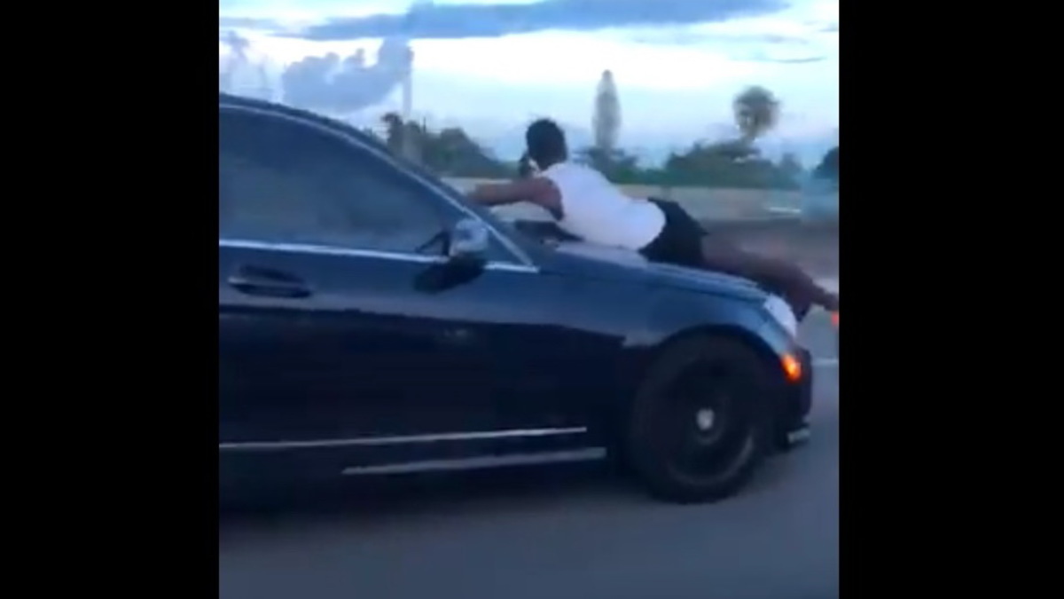 Απίθανο! Πήγαινε με 120 km/h και τον άντρα της γαντζωμένο στο καπό του αυτοκινήτου! [vid]