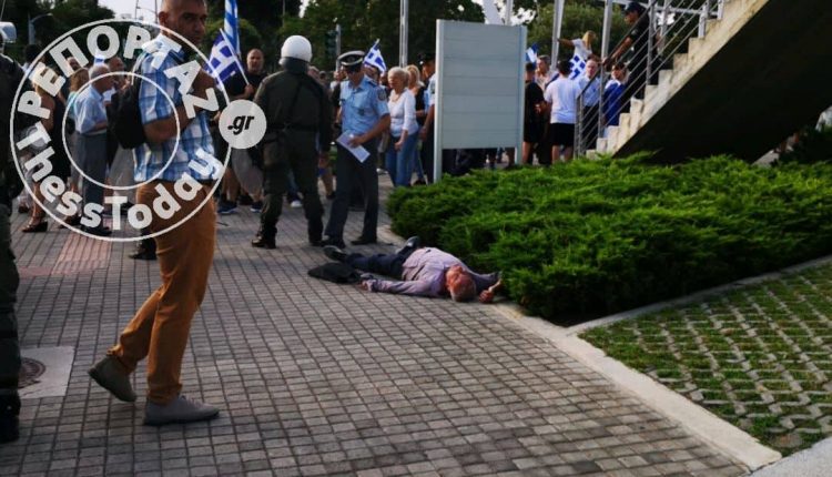 Επεισόδιο έξω από το Δημαρχείο Θεσσαλονίκης! Πολίτης καταγγέλλει ότι τον έδειρε διαδηλωτής – Σε εξέλιξη η διαμαρτυρία για τη Μακεδονία