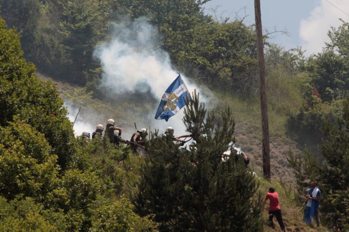 Πρέσπες: Εικόνες “πολέμου” στο Πισοδέρι! Φωνές, πέτρες και χημικά για την συμφωνία