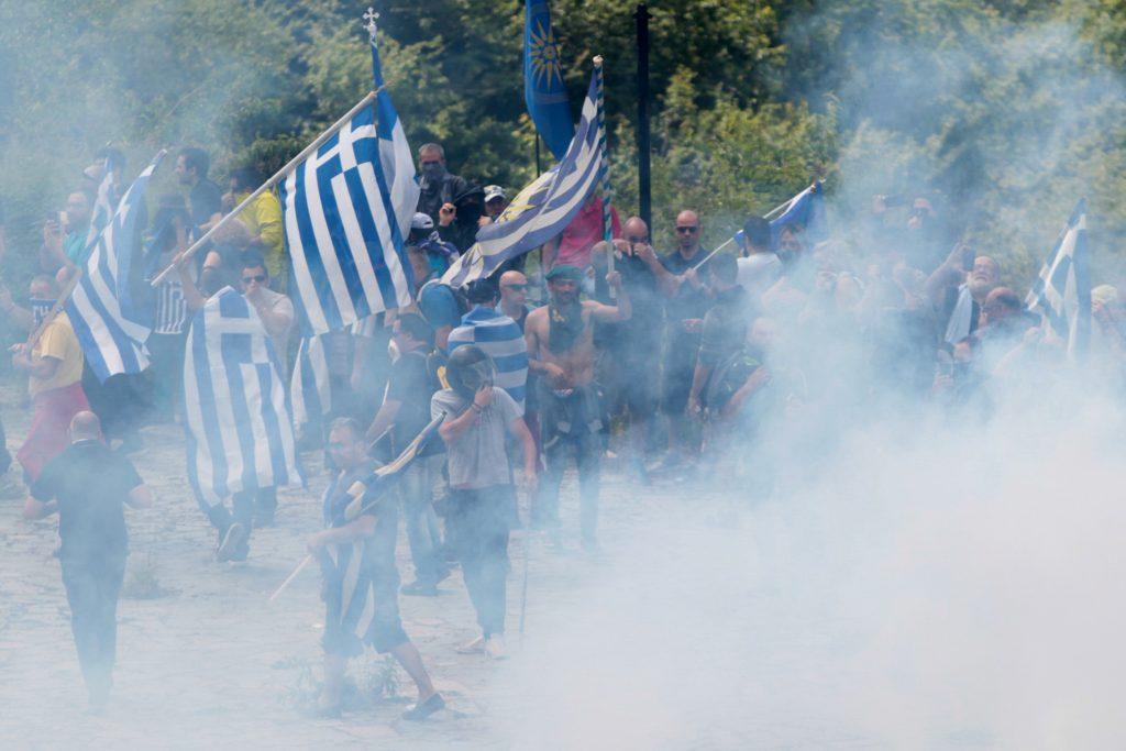 Πρέσπες: Χάος στο Πισοδέρι με τραυματίες, χημικά και άγριο ξύλο – Οι σκηνές βίας και οι μάχες σώμα με σώμα [pics, vids]