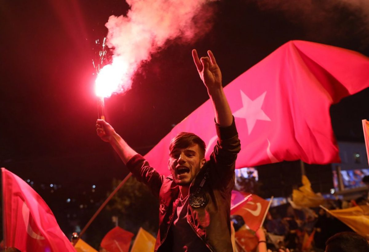 Ατελείωτο πάρτυ από τους οπαδούς του Ερντογάν! Καπνογόνα, σημαίες και δάκρυα! [pics]