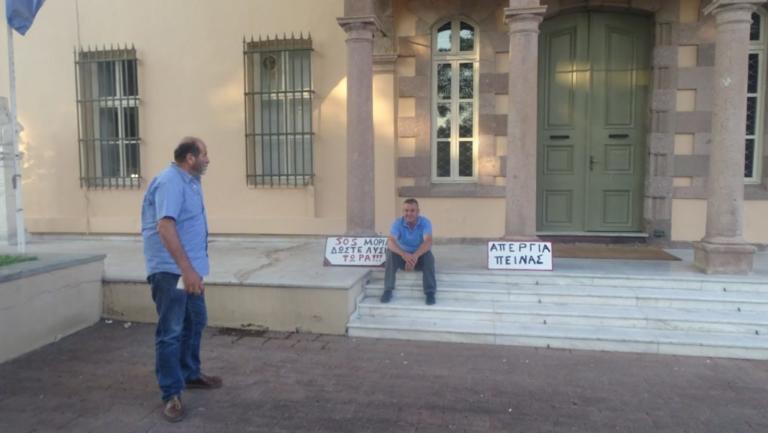 Λέσβος: Διέκοψε την απεργία πείνας ο πρόεδρος της δημοτικής Κοινότητας Μόριας μετά απο συνάντηση με τον υφυπουργό μεταναστευτικής πολιτικής