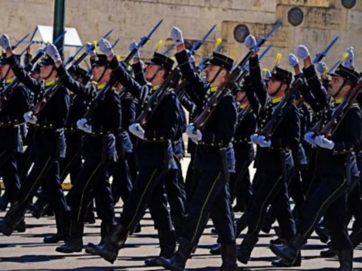 Ευέλπιδες τραγουδάνε το Μακεδονία Ξακουστή υπό βροχή και ο κόσμος του αποθεώνει