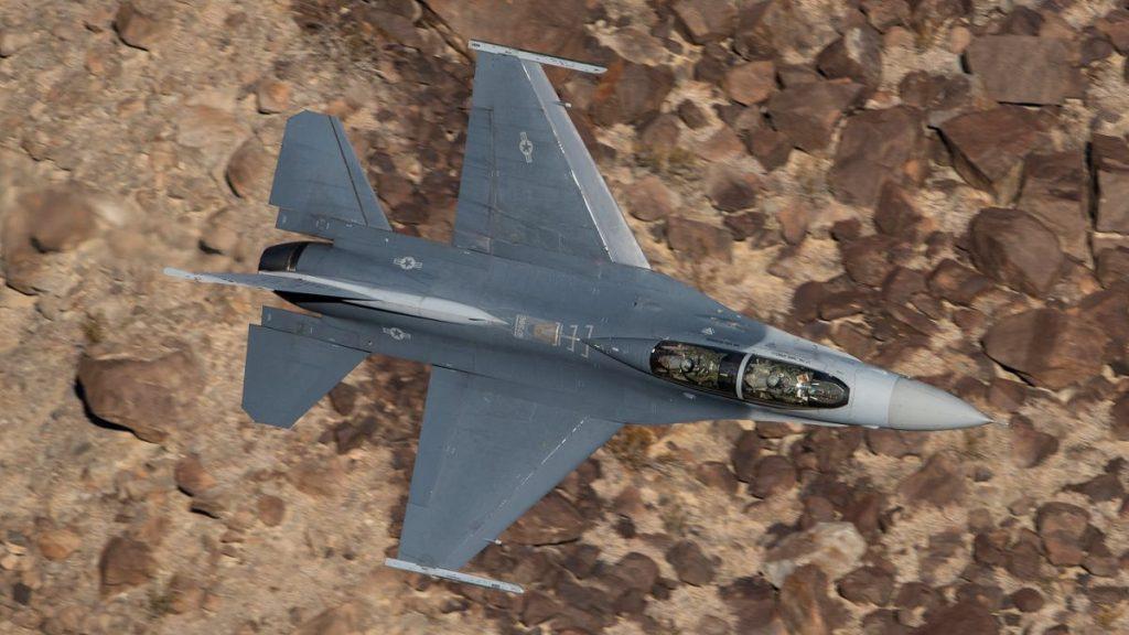 Υπερθέαμα με «παρέλαση» μαχητικών αεροσκαφών στις ΗΠΑ! Εικόνες που κόβουν την ανάσα από τις ριψοκίνδυνες πτήσεις! [vid]