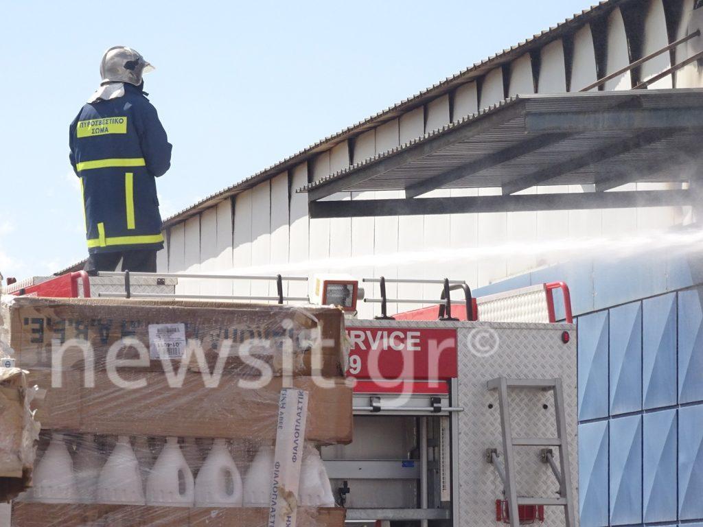 Οινόφυτα: Μεγάλη φωτιά σε εργοστάσιο ενώ ήταν σε λειτουργία