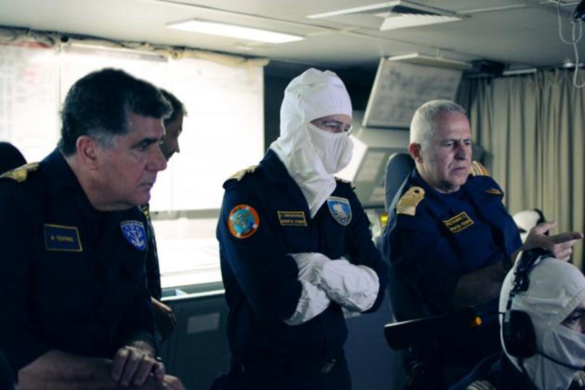 Στο Αιγαίο ο Αρχηγός ΓΕΕΘΑ – Τι είδε στην “Καταιγίδα” του Πολεμικού Ναυτικού