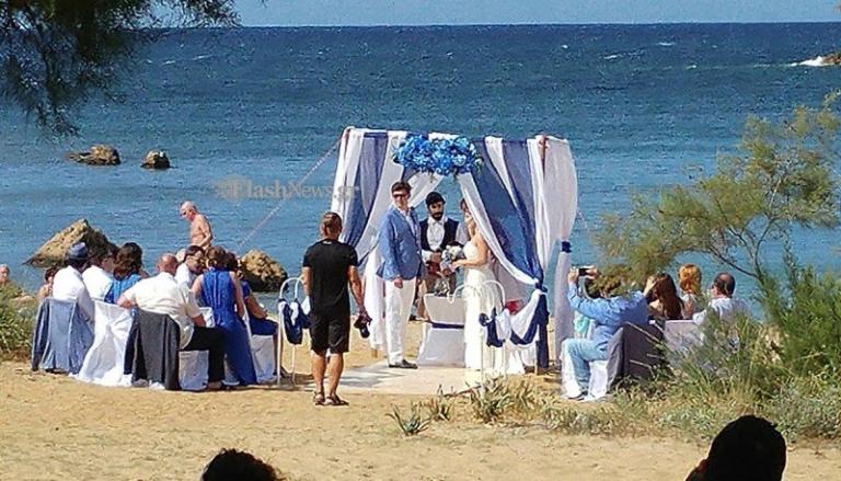 Χανιά: Ο γάμος στην παραλία που έγινε θέμα συζήτησης – Γαμπρός και νύφη σε πελάγη ευτυχίας [pics, vid]