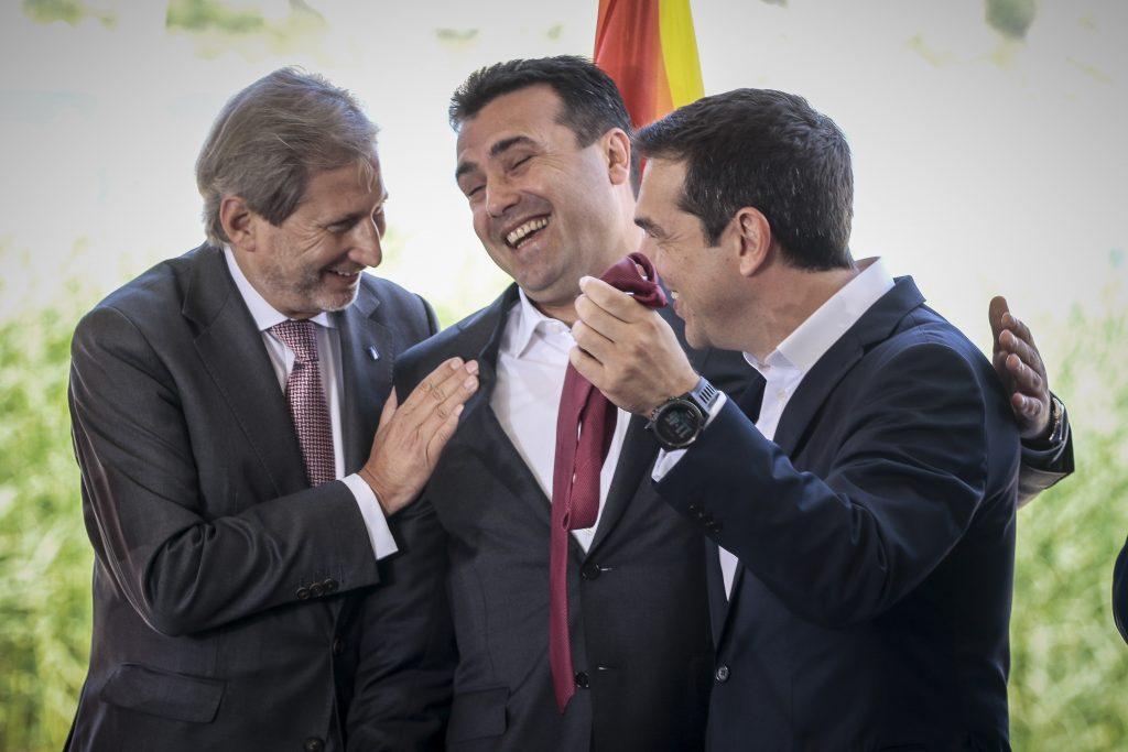 Η απάντηση Τσίπρα στην… προσφορά γραβάτας από τον Ζάεφ [vid]