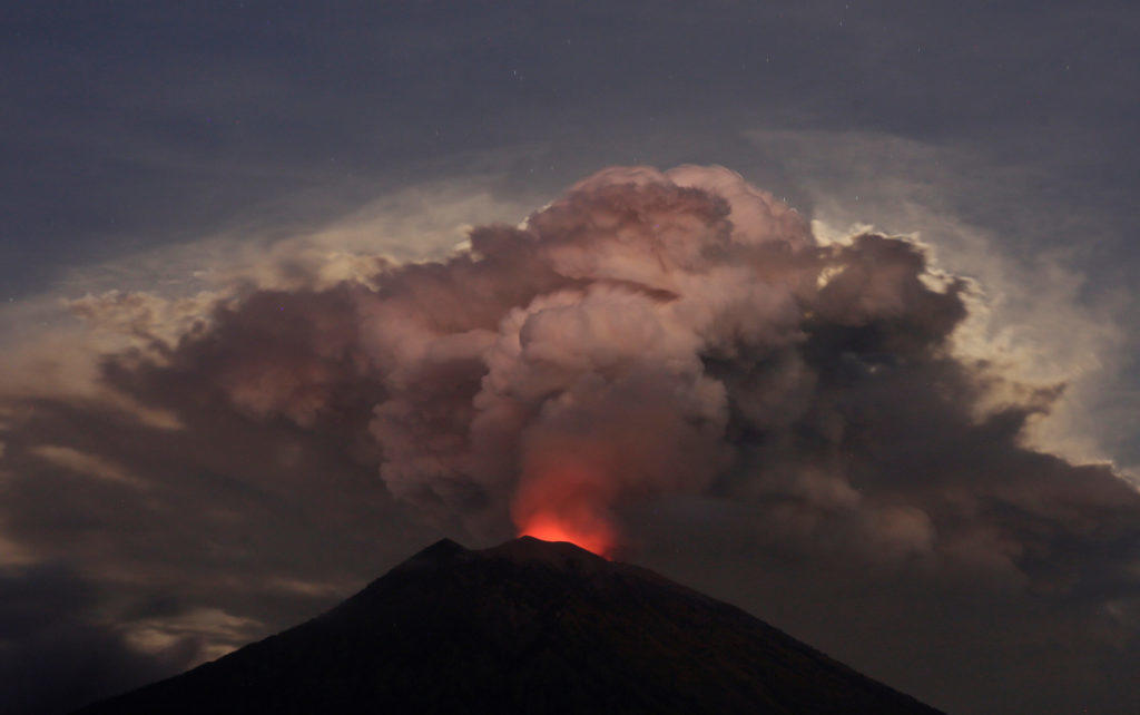 Μπαλί: Σκεπάζει τα πάντα η τέφρα από το ηφαίστειο Αγκούνγκ