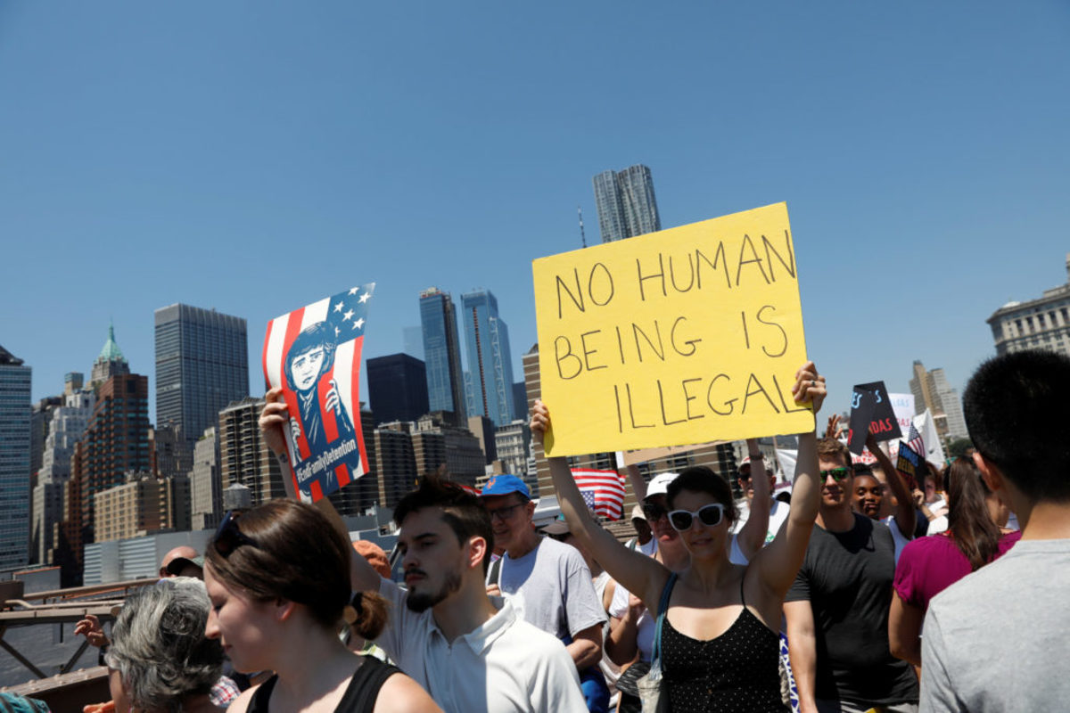 ΗΠΑ: Μαζικές διαδηλώσεις κατά της αντιμεταναστευτικής πολιτικής του Τραμπ [pics]