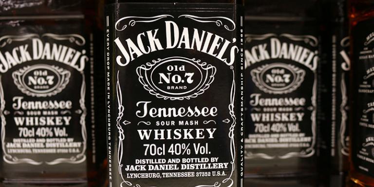 Στον "πάγο" το Jack Daniels! Το πασίγνωστο ουίσκι πέφτει θύμα του εμπορικού πολέμου που κήρυξε ο Τραμπ στην ΕΕ!