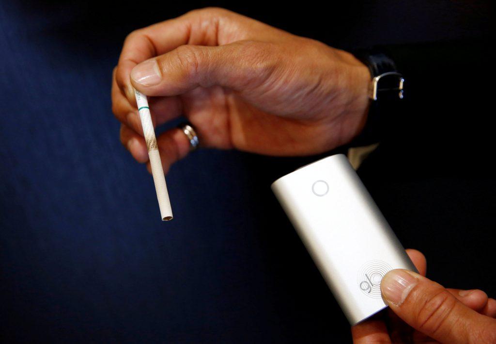 Καπνιστής βουλευτής ζήτησε συγγνώμη επειδή διέκοψε έναν καρκινοπαθή που κατέθετε για τους κινδύνους του παθητικού καπνίσματος