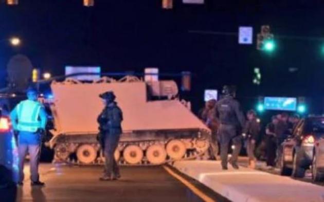 Grant theft auto στην πραγματική ζωή!  Μια στρατιά περιπολικών καταδιώκει τεθωρακισμένο και γίνεται viral [vid]