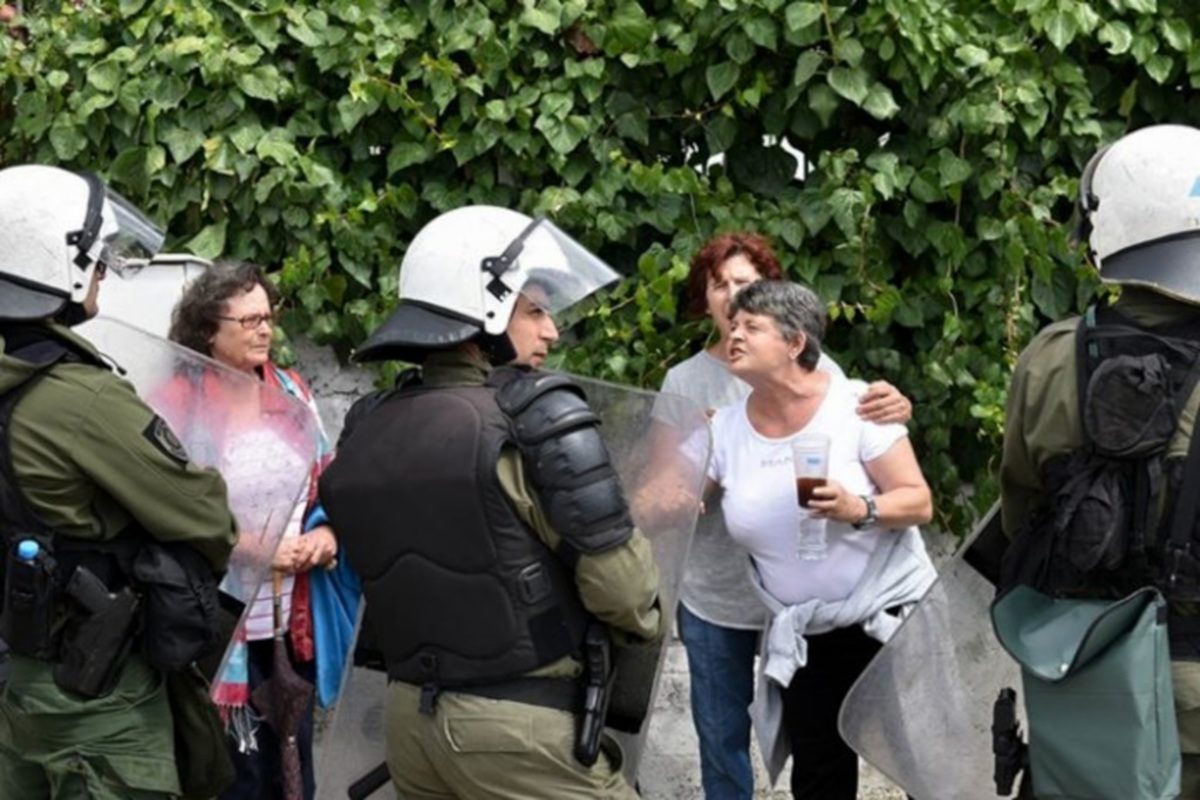 Κέρκυρα: Δύο προσαγωγές και ένας τραυματισμός από τις συμπλοκές κατοίκων και ΜΑΤ έξω από τον ΧΥΤΑ Λευκίμμης