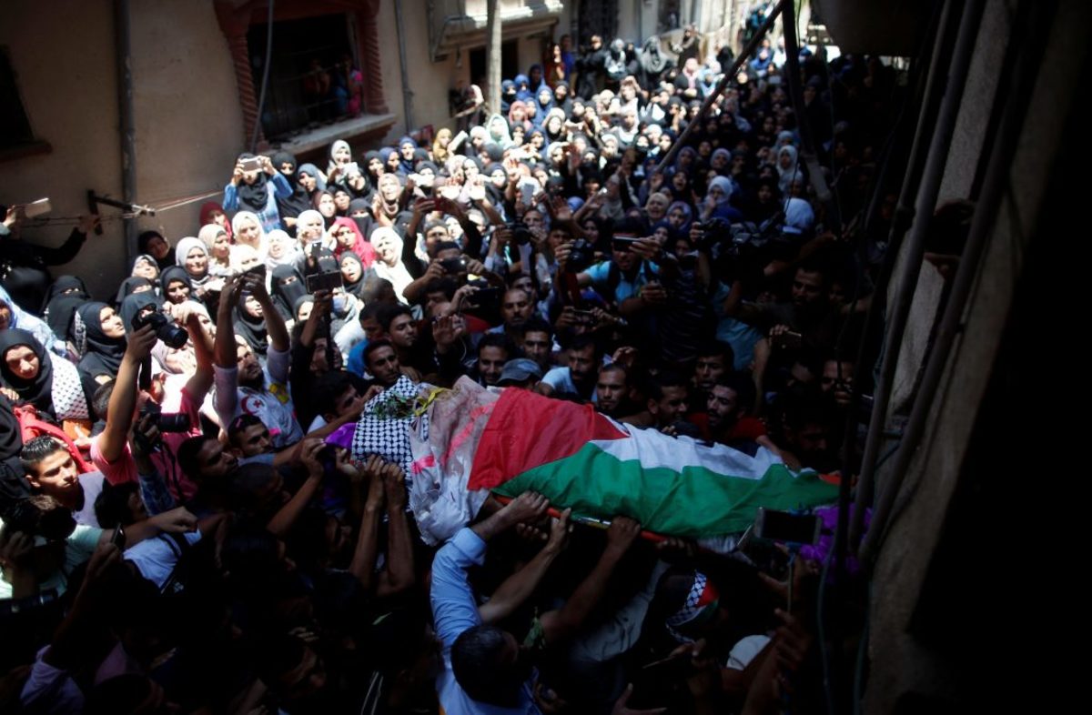 Παλαιστίνη: Χιλιάδες άνθρωποι στην κηδεία της 21χρονης διασώστριας που σκοτώθηκε από ισραηλινά πυρά
