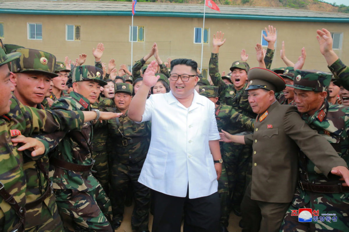 Κιμ Γιονγκ Ουν: Νέα εμφάνιση! Χαμογελαστός με λευκό πουκάμισο και το χέρι στην τσέπη!
