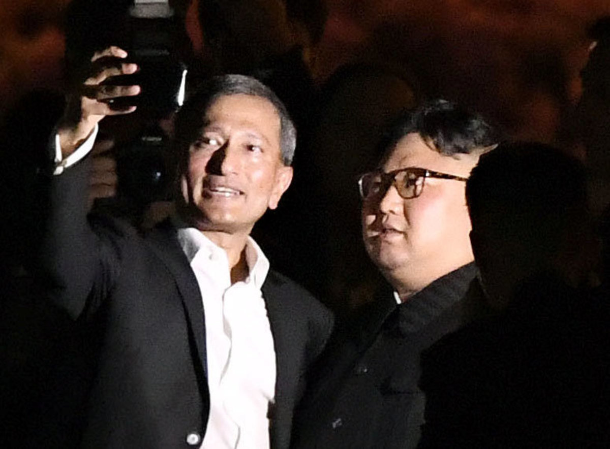 Ο Κιμ Γιονγκ Ουν βολτάρει στη Σιγκαπούρη και βγάζει selfies! [vids]