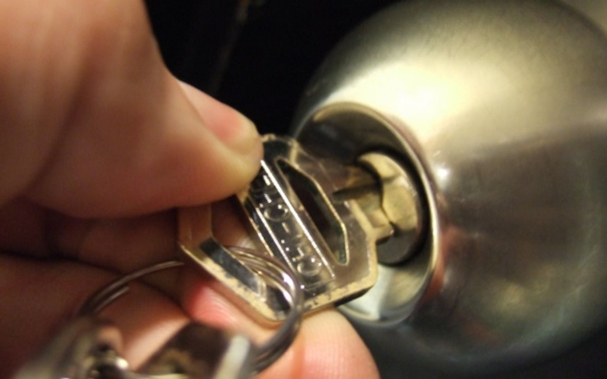 Γνωστός τραγουδιστής εξομολογείται: «Πρώην μου έφερε κλειδαρά μπήκε μέσα και τα έσπασε όλα!»