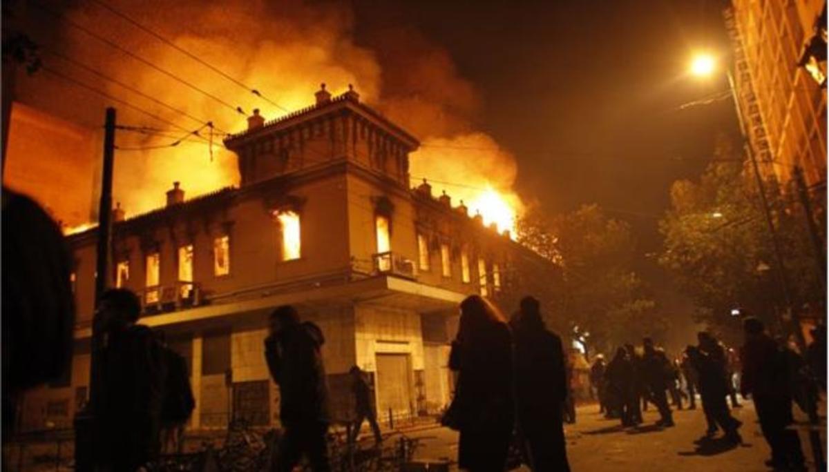 Η Kosta Boda ζητά αποζημίωση από το δημόσιο για το κάψιμο του καταστήματός της στην Αθήνα