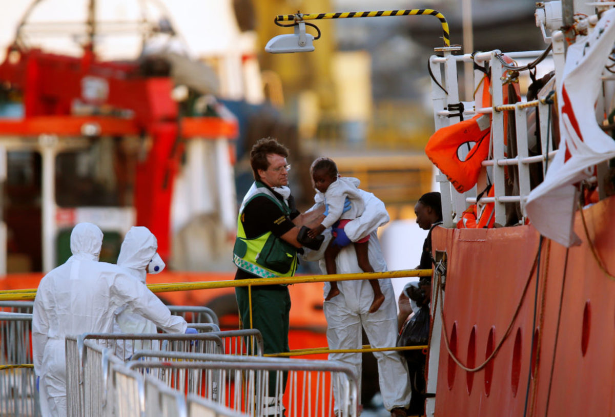 Lifeline: Έφτασαν επιτέλους στην Μάλτα οι πρόσφυγες μετά από μία εβδομάδα αναμονής στην θάλασσα