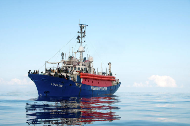 Lifeline: Παραμένουν στη θάλασσα οι μετανάστες αλλά… στην Μάλτα