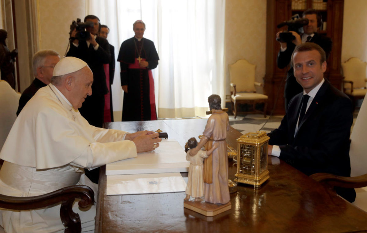 “Αστειάτορας” Μακρόν, σύστησε υπουργό του στον Πάπα Φραγκίσκο ως… μαφιόζο!