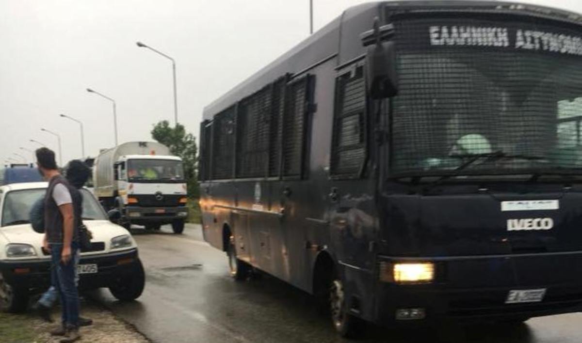 Κέρκυρα: Μπροστά οι κλούβες των ΜΑΤ και πίσω τα σκουπιδιάρικα – Μεγάλη επιχείρηση της αστυνομίας [pic]