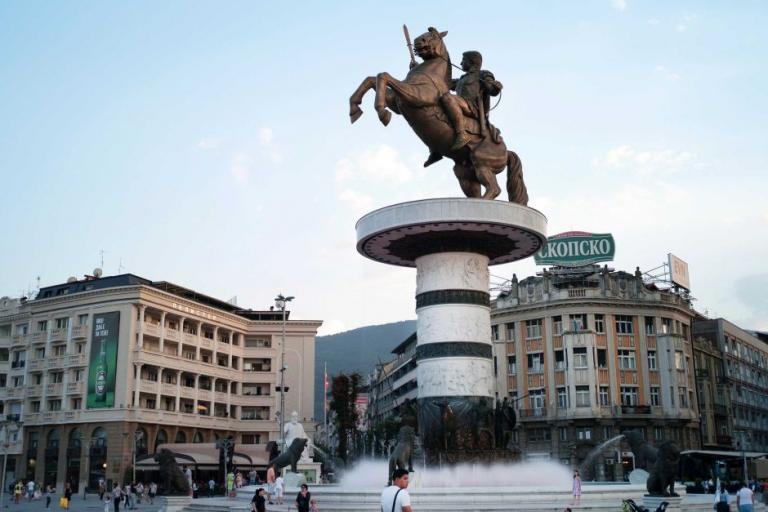 Σκόπια: Αλλάζουν οι ταμπέλες στο άγαλμα του Μέγα Αλέξανδρου και του Φιλίππου Β'