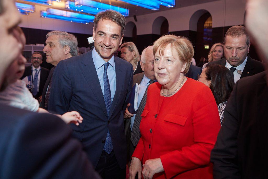 Μητσοτάκης: Χαμογελαστός και “θερμός” με την Μέρκελ! “Θα κερδίσουμε τις επόμενες εκλογές”