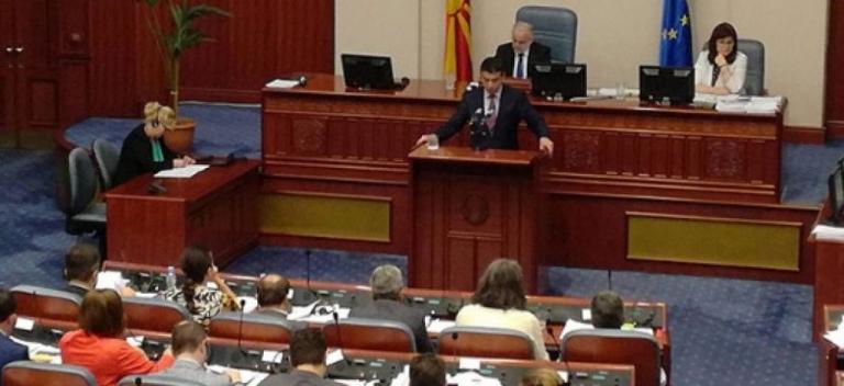 Σκόπια: Προδότη! Φώναζαν στον Ντιμιτρόφ οι βουλευτές του VMRO - Πέρασε από την Επιτροπή της Βουλής η Συμφωνία