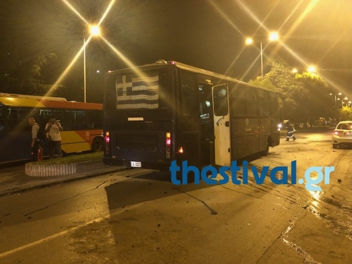 Θεσσαλονίκη: “Βροχή” από μολότοφ σε λεωφορείο των ΜΑΤ! “Δεχτήκαμε δολοφονική επίθεση”