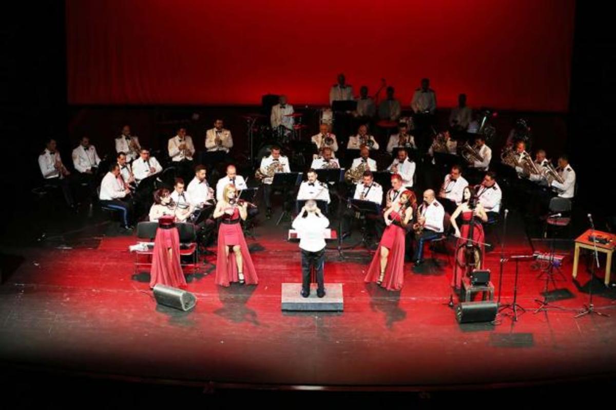 Η μπάντα του Πολεμικού Ναυτικού σε μια ξεχωριστή εμφάνιση