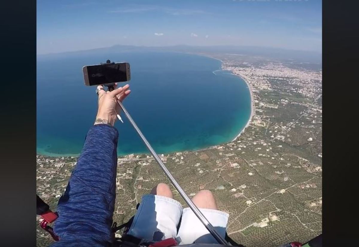 Κινητό κάνει ελεύθερη πτώση! Του έπεσε κατά λάθος από το selfie stick!
