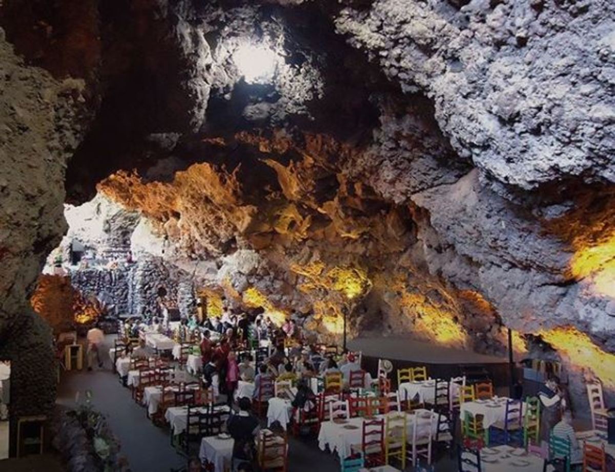 Ένα κρυμμένο εστιατόριο μέσα σε φυσική σπηλιά