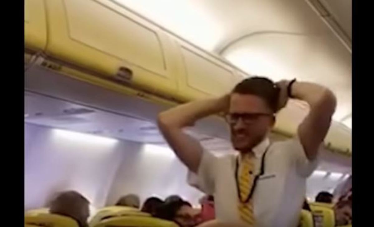 Αεροσυνοδός της Ryanair χορεύει με την ψυχή του Britney Spears