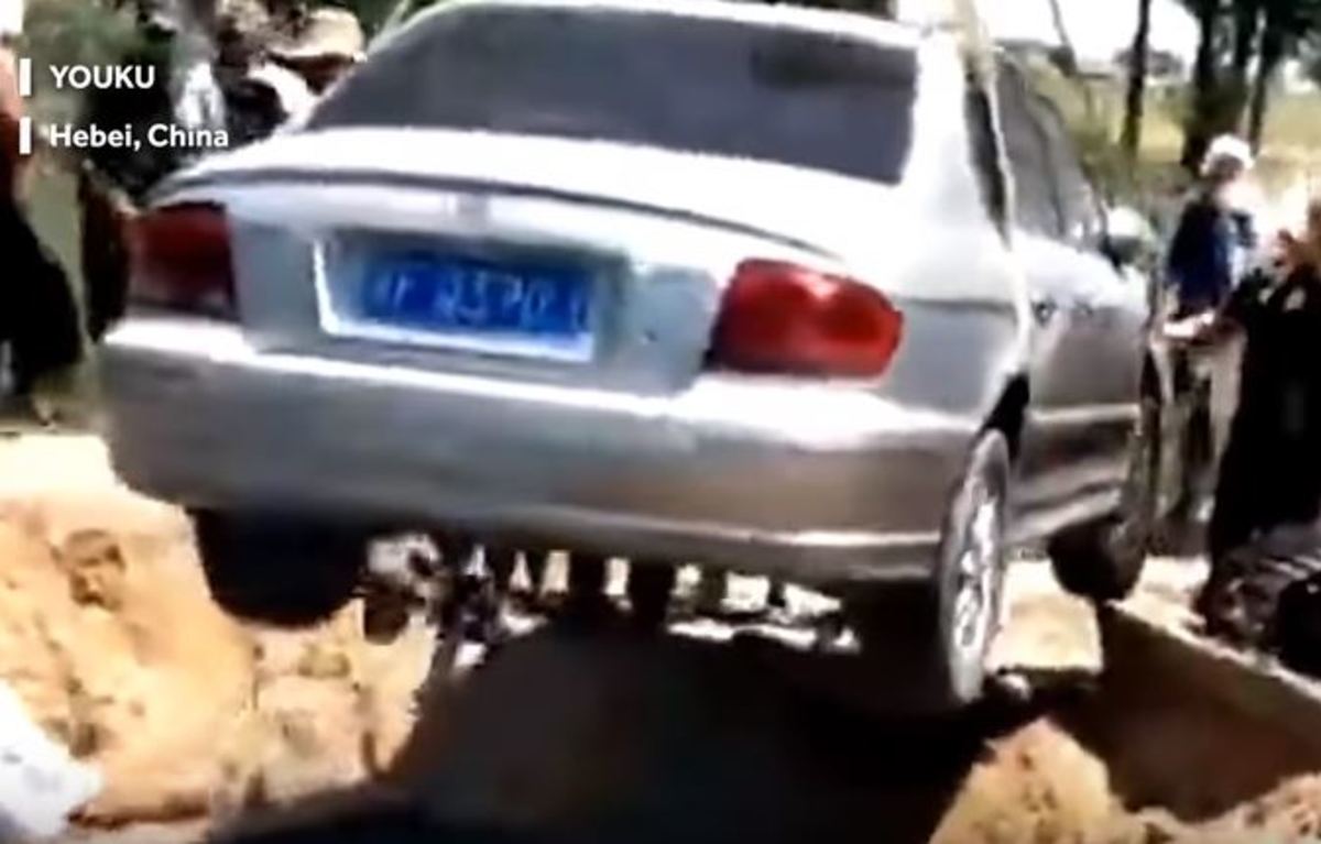 Κινέζος θάφτηκε στο αυτοκίνητό του αντί σε φέρετρο